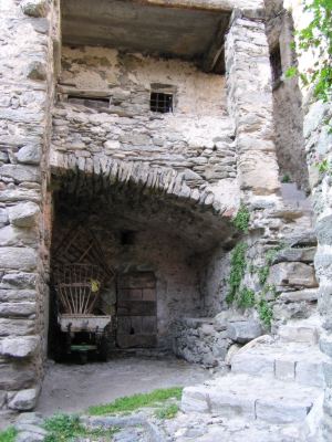 Aurogna villa and the traditional hay carriers Gerla 